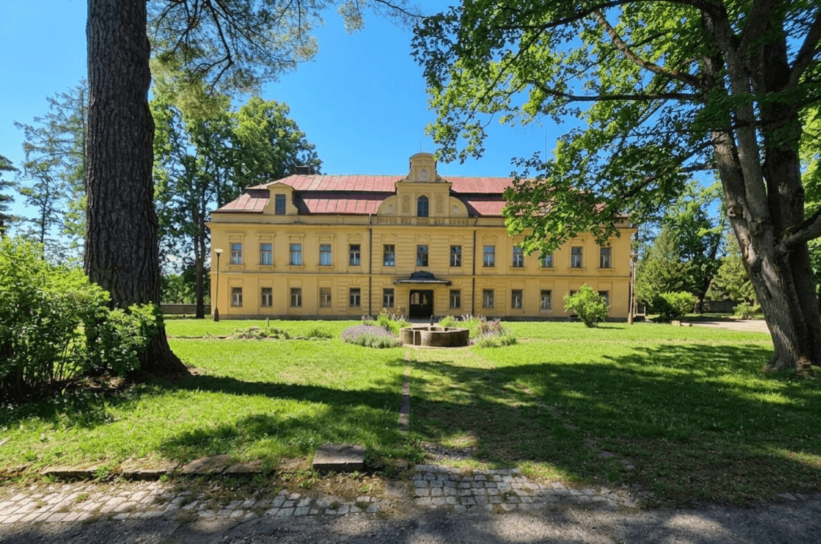 Hlavní budova BIO farmy Fořt v parku