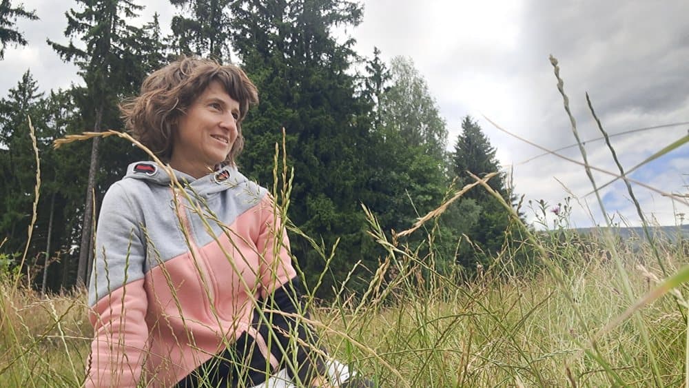 Lenka Formánková — portrét v přírodě